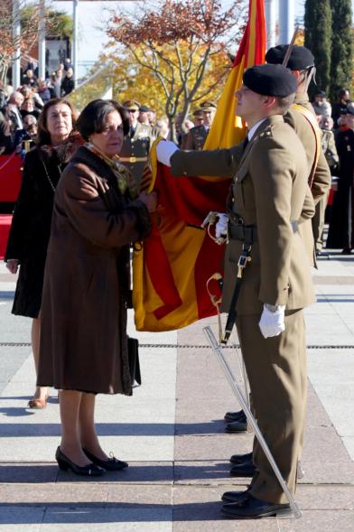 Ciudadano jurando bandera en Plaza Mayor de Alcobendas