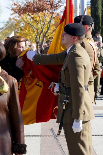 Ciudadano jurando bandera en Plaza Mayor de Alcobendas