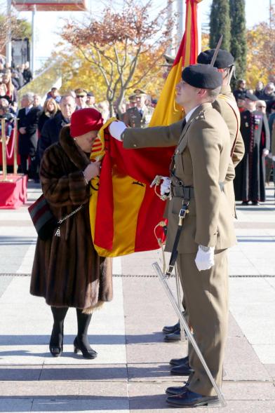Ciudadano jurando bandera en Plaza Mayor de Alcobendas