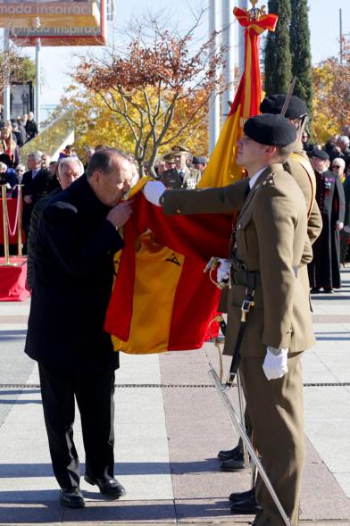 Ciudadano jurando bandera en Plaza Mayor de Alcobendas