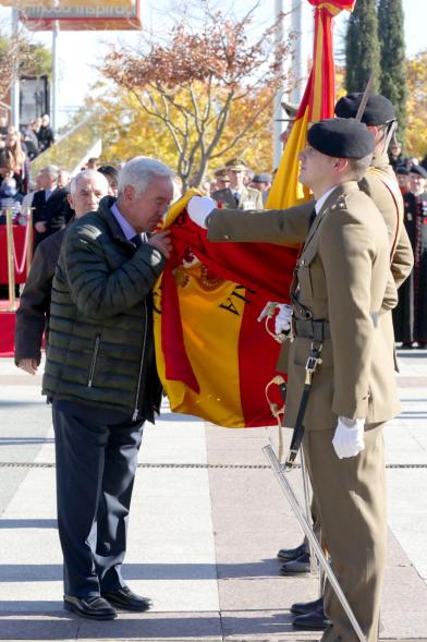 Ciudadano jurando bandera en Plaza Mayor de Alcobendas
