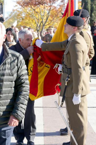 Ciudadano jurando bandera en Plaza Mayor de Alcobendas