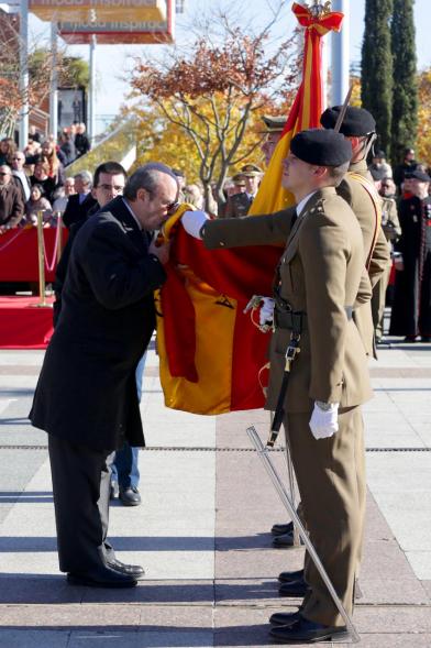 Ciudadano jurando bandera en Plaza Mayor de Alcobendas
