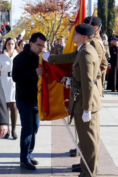 Ciudadano jurando bandera en Plaza Mayor de Alcobendas