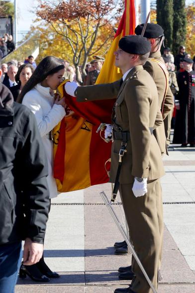 Ciudadano jurando bandera en Plaza Mayor de Alcobendas