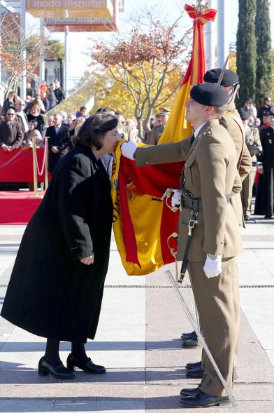 Ciudadano jurando bandera en Plaza Mayor de Alcobendas