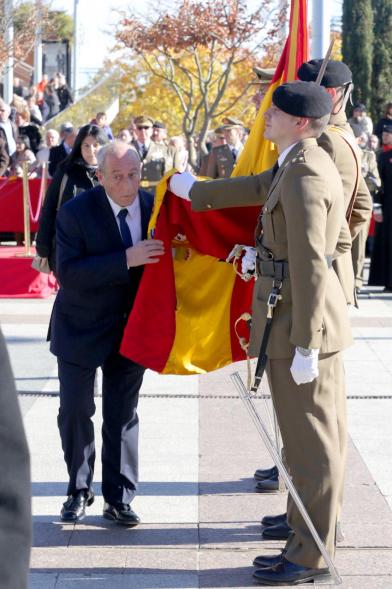 Ciudadano jurando bandera en Plaza Mayor de Alcobendas