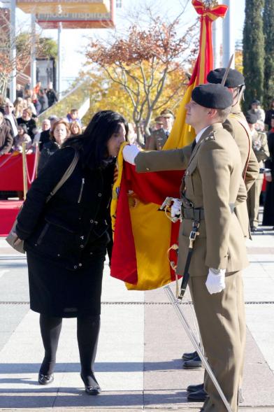 Ciudadano jurando bandera en Plaza Mayor de Alcobendas