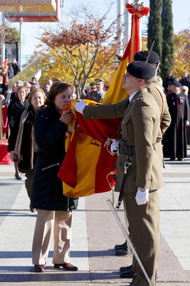Ciudadano jurando bandera en Plaza Mayor de Alcobendas