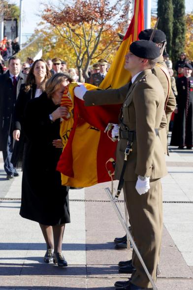 Ciudadano jurando bandera en Plaza Mayor de Alcobendas
