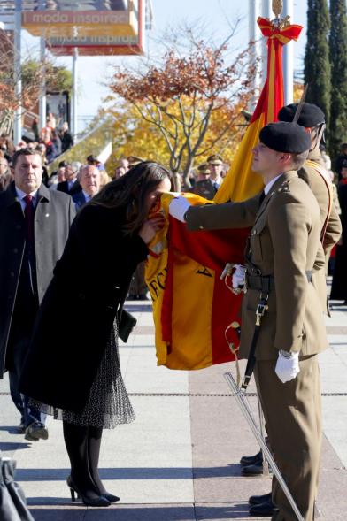 Ciudadano jurando bandera en Plaza Mayor de Alcobendas