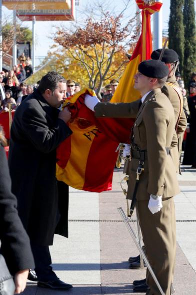Ciudadano jurando bandera en Plaza Mayor de Alcobendas