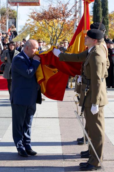 Ciudadano jurando bandera en Plaza Mayor de Alcobendas