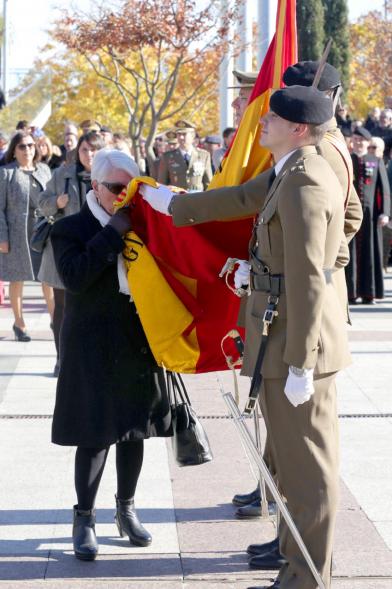 Ciudadano jurando bandera en Plaza Mayor de Alcobendas