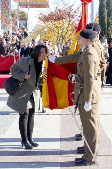 Ciudadano jurando bandera en Plaza Mayor de Alcobendas