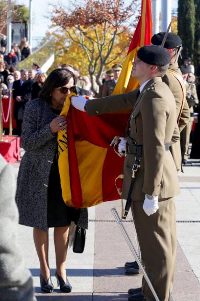 Ciudadano jurando bandera en Plaza Mayor de Alcobendas