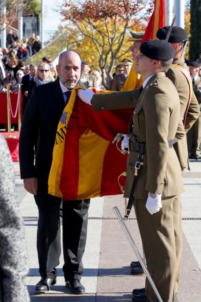 Ciudadano jurando bandera en Plaza Mayor de Alcobendas