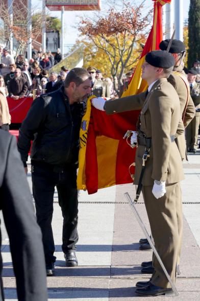 Ciudadano jurando bandera en Plaza Mayor de Alcobendas