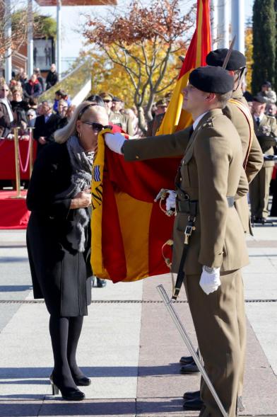 Ciudadano jurando bandera en Plaza Mayor de Alcobendas