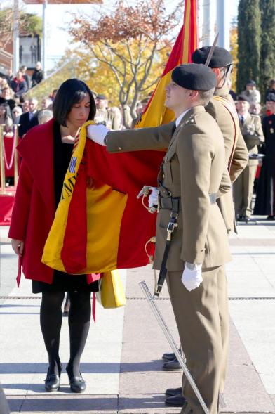 Ciudadano jurando bandera en Plaza Mayor de Alcobendas