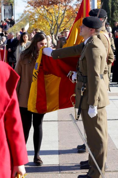Ciudadano jurando bandera en Plaza Mayor de Alcobendas