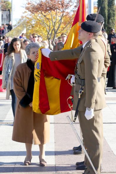 Ciudadano jurando bandera en Plaza Mayor de Alcobendas
