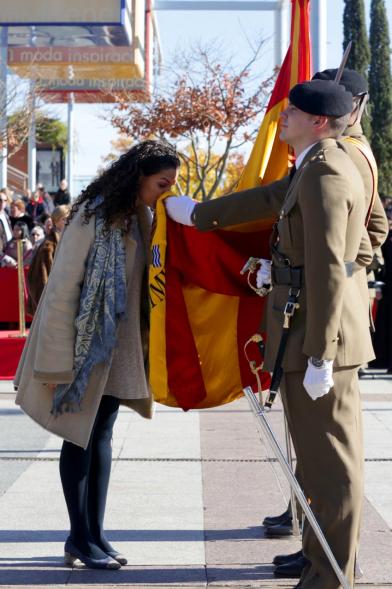 Ciudadano jurando bandera en Plaza Mayor de Alcobendas