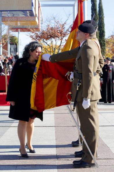 Ciudadano jurando bandera en Plaza Mayor de Alcobendas