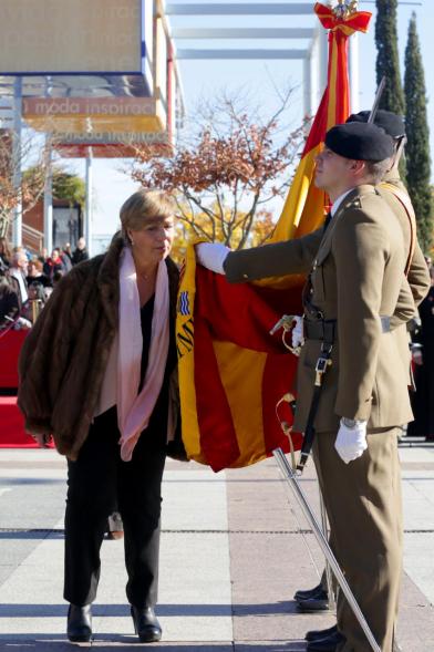 Ciudadano jurando bandera en Plaza Mayor de Alcobendas