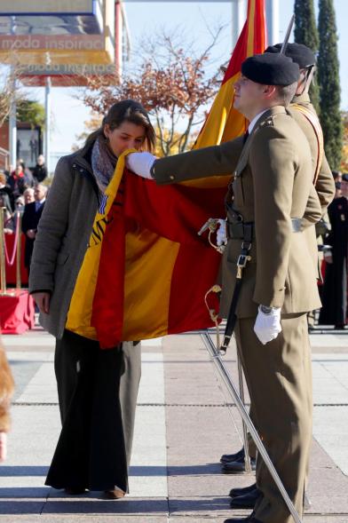 Ciudadano jurando bandera en Plaza Mayor de Alcobendas