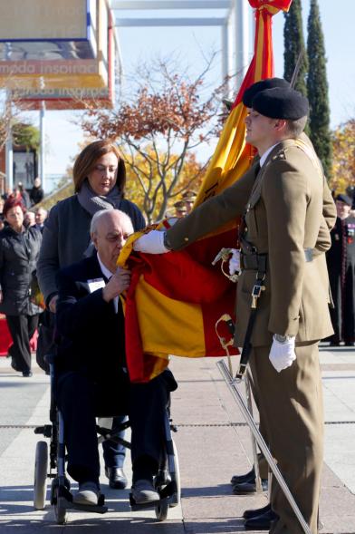 Ciudadano jurando bandera en Plaza Mayor de Alcobendas