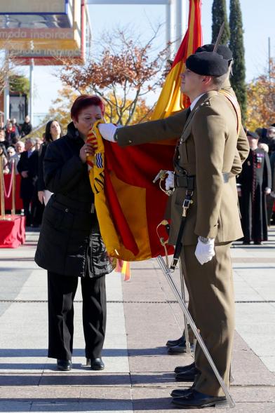 Ciudadano jurando bandera en Plaza Mayor de Alcobendas