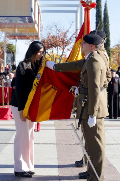 Ciudadano jurando bandera en Plaza Mayor de Alcobendas