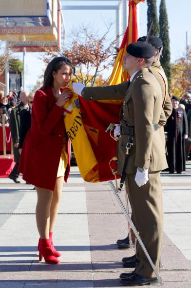 Ciudadano jurando bandera en Plaza Mayor de Alcobendas