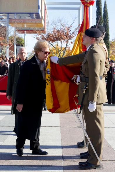Ciudadano jurando bandera en Plaza Mayor de Alcobendas