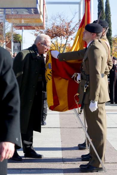 Ciudadano jurando bandera en Plaza Mayor de Alcobendas