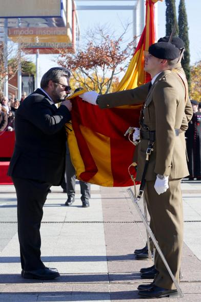 Ciudadano jurando bandera en Plaza Mayor de Alcobendas