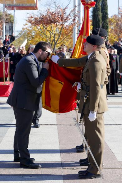 Ciudadano jurando bandera en Plaza Mayor de Alcobendas