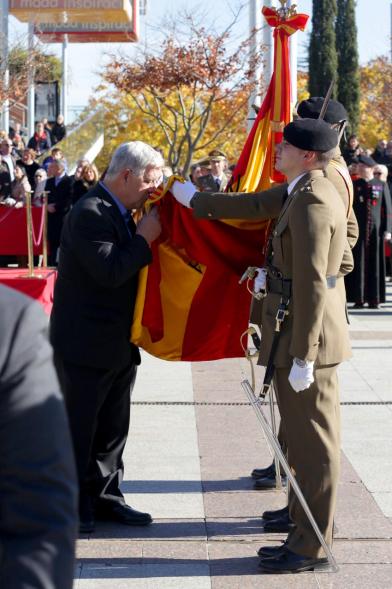 Ciudadano jurando bandera en Plaza Mayor de Alcobendas