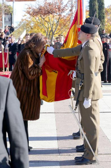 Ciudadano jurando bandera en Plaza Mayor de Alcobendas