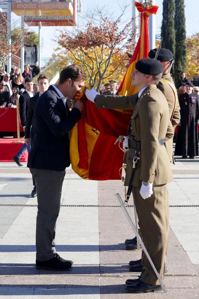 Ciudadano jurando bandera en Plaza Mayor de Alcobendas