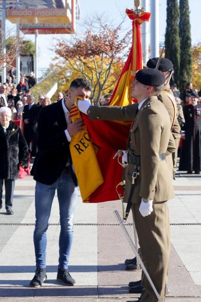 Ciudadano jurando bandera en Plaza Mayor de Alcobendas