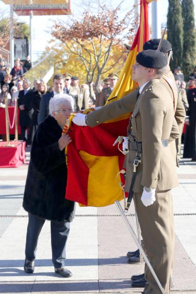 Ciudadano jurando bandera en Plaza Mayor de Alcobendas