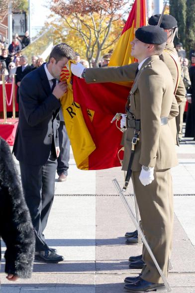 Ciudadano jurando bandera en Plaza Mayor de Alcobendas