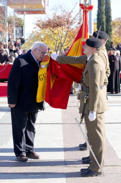 Ciudadano jurando bandera en Plaza Mayor de Alcobendas