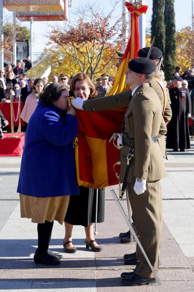 Ciudadano jurando bandera en Plaza Mayor de Alcobendas