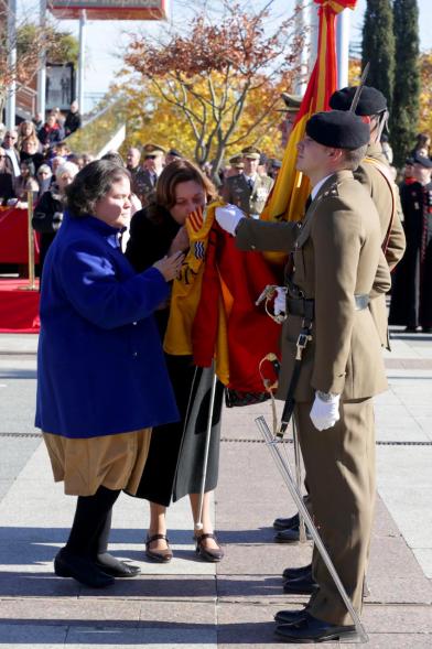Ciudadano jurando bandera en Plaza Mayor de Alcobendas