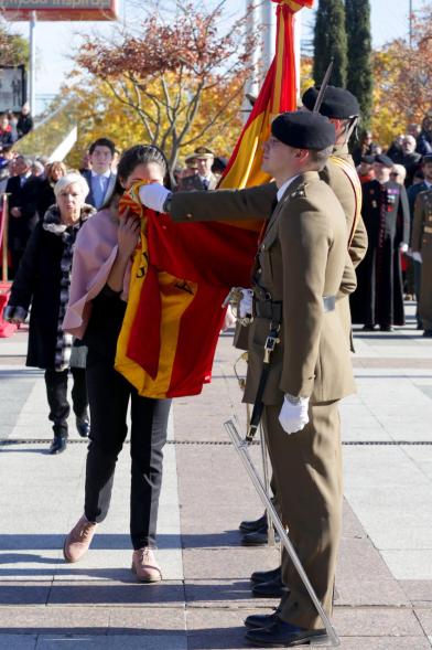 Ciudadano jurando bandera en Plaza Mayor de Alcobendas