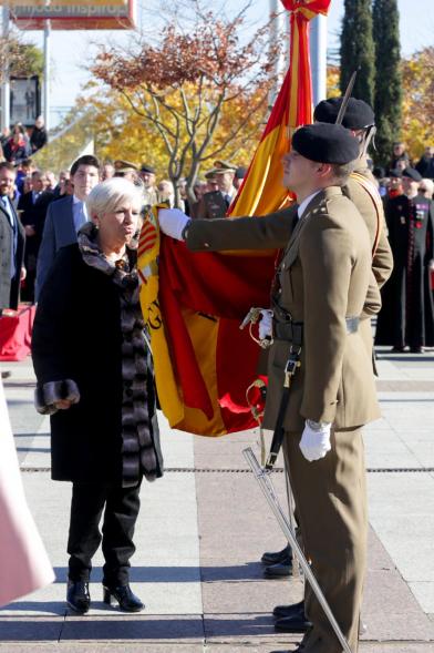Ciudadano jurando bandera en Plaza Mayor de Alcobendas