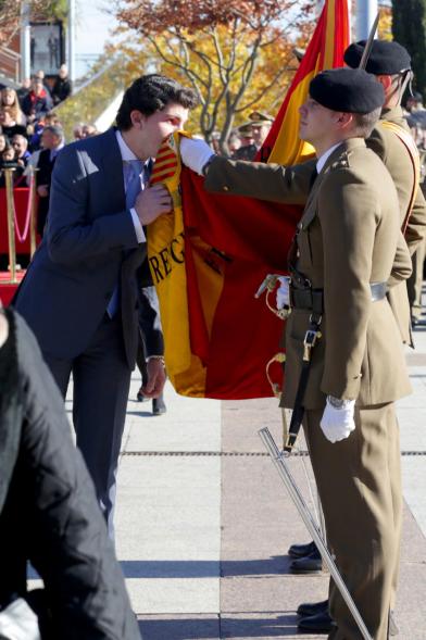Ciudadano jurando bandera en Plaza Mayor de Alcobendas